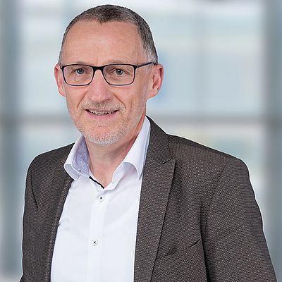 Portrait Tobias Zirker Das Bild zeigt ein Portrait von Tobias Zirker